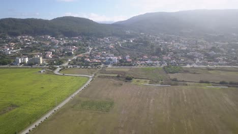 Luftaufnahme-Der-Alten-Festungsmauern-Und-Des-Dorfes-Afife-An-Einem-Sonnigen-Tag,-Portugal
