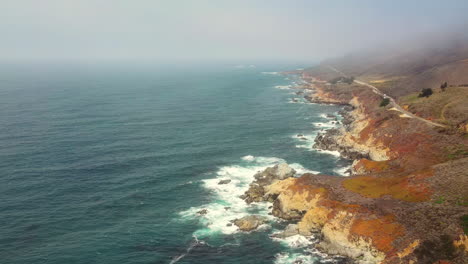 Ein-Erhöhter-Blick-Auf-Die-Majestätische-Kalifornische-Küste-In-Der-Big-Sur-Area