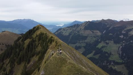 Fliegen-über-Das-Kreuz-Auf-Dem-Gipfel-Eines-Schweizer-Berges-Mit-Den-Alpen-Im-Hintergrund
