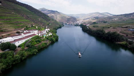 Boat-cruising-on-Douro-river-Vale-de-Mendíz-vineyard-valley,-Portugal