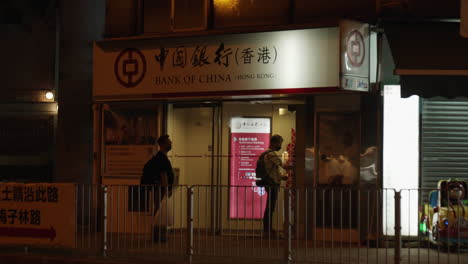 Statische-Aufnahme-Eines-Mannes,-Der-Geld-Von-Einem-Geldautomaten-In-Hongkong-Nimmt