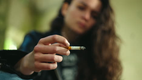Mädchen,-Das-Zigarette-Raucht-Und-Zigarettenrauch-Betrachtet