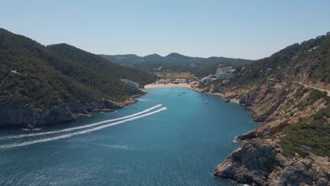 Luftaufnahme-Von-Zwei-Jetskis,-Die-In-Richtung-Bucht-Von-Cala-Llonga-Auf-Ibiza-Rasen