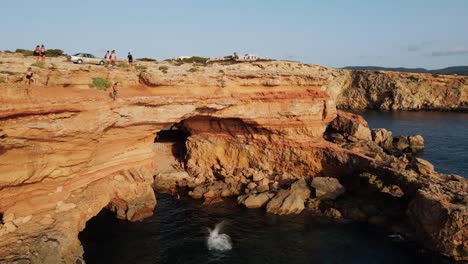 Klippenspringen-Bei-Sa-Figuera-Borda-Auf-Ibiza-Während-Des-Sonnenuntergangs