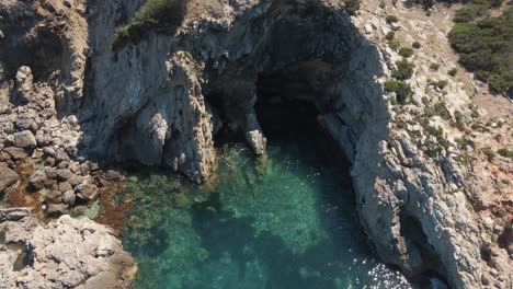 Drohnenblick-Auf-Die-Klippen-Und-Den-Strand-Von-Ibiza,-Spanien