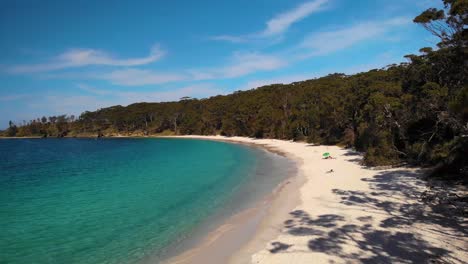 Luftaufnahme-Von-Menschen-An-Einem-Ruhigen-Strand-In-Jervis-Bay,-NSW,-Australien---Aufsteigend,-Neigung,-Drohnenaufnahme