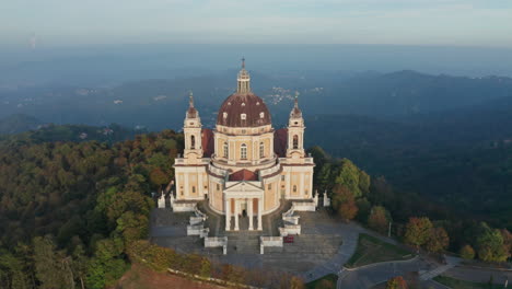 Imágenes-De-Drones-De-La-Basílica-De-Superga-Al-Atardecer-En-Turín,-Italia