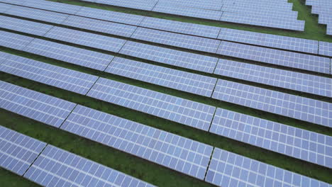 Paneles-Solares-De-Un-Parque-Solar,-Patrones-Interminables,-Líneas-Diagonales,-Vuelo-Lento-De-Drones