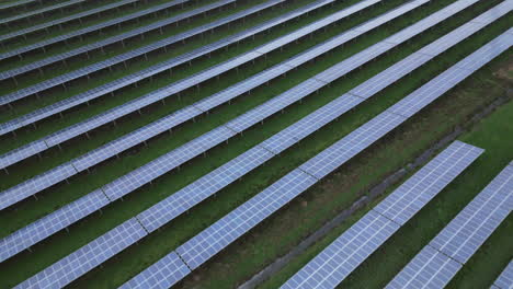 Solar-panels-in-solar-park,-endless-patterns,-diagonal-lines,-slow-drone-flight