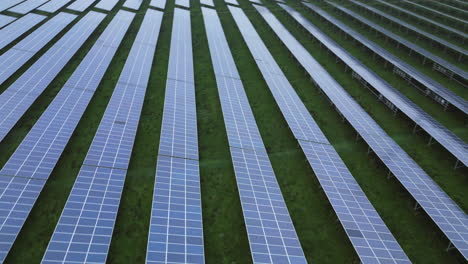 Solar-panels-in-a-solar-park,-pan-down