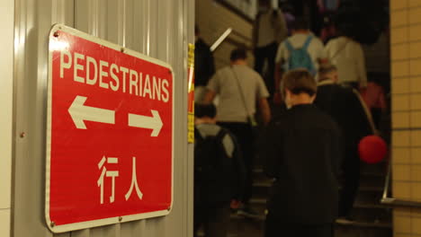 Statische-Aufnahme-Von-Fußgängern,-Die-In-Einer-Asiatischen-Stadt-In-Die-U-Bahn-Ein--Und-Aussteigen