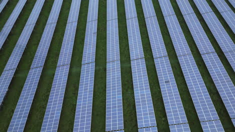 Sonnenkollektoren-In-Einem-Solarpark,-Umlaufende-Drohnenaufnahme,-360-Grad-Ansicht,-Langsam-Drehende-Kamera
