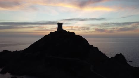 Fliegen-In-Richtung-Eines-Wachturms-Auf-Korsika-Während-Des-Sonnenuntergangs