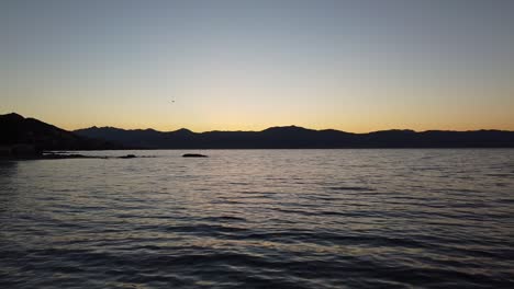 Fliegen-über-Das-Meer-Bei-Sonnenaufgang-In-Korsika