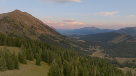Luft-über-Bäume-In-Den-Colorado-Rockies-Und-An-Einem-Schönen-Tag-In-Richtung-Eines-Berggipfels-Am-Horizont