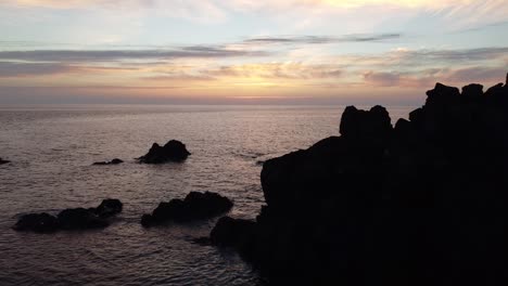 Sonnenuntergang-Von-Korsika-Mit-Felsen-Im-Vordergrund