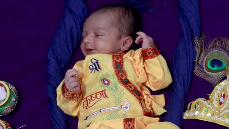 Neugeborenes-Baby-In-Krishna,-Gekleidet-Mit-Requisiten-Aus-Einzigartiger-Perspektive-In-Unterschiedlichem-Ausdruck