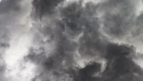Dunkler-Wolkenhintergrund-Und-Gewitter