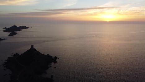 Fliegen-In-Richtung-Sonnenuntergang-An-Der-Küste-Von-Korsika