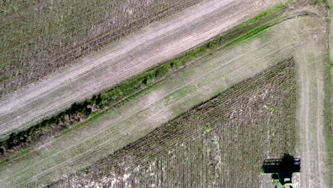 Imágenes-De-Drones-De-La-Cosecha-De-Soja-En-Un-Campo-Agrícola-Con-Una-Cosechadora-O-Tractor,-ángulo-Hacia-Abajo