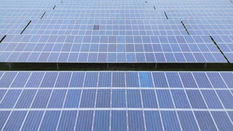 Paneles-Solares-En-Parque-Solar,-Patrones-Interminables,-Vuelo-De-Drones-Muy-Bajo