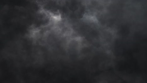 Dunkle-Wolken-Und-Sturm-über-Dem-Dunklen-Himmel