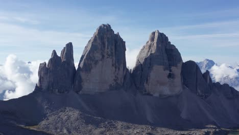 Pico-De-La-Montaña-Tre-Cime-Di-Lavaredo-En-Dolomitas-Italia,-Vista-Aérea-De-Cerca