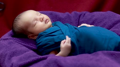 Lindo-Bebé-Recién-Nacido-Durmiendo-En-Una-Envoltura-De-Bebé-Tiro-En-ángulo-Superior