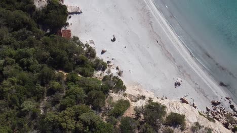 Enthüllen-Sie-Einen-Wunderschönen-Strand-Mit-Weißem-Sand-Und-Kristallklarem-Wasser-Auf-Korsika