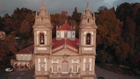 Imágenes-De-Drones-De-Arriba-A-Abajo-De-Bom-Jesus-Do-Monte,-En-Braga-Portugal