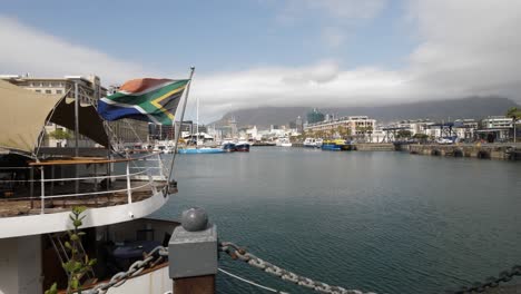 Flagge-Von-Südafrika-Fliegt-Auf-Dem-Tourismusbootheck-Im-Hafen-Von-Kapstadt