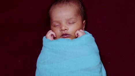 Lindo-Bebé-Recién-Nacido-Durmiendo-En-Una-Envoltura-De-Bebé-Tiro-En-ángulo-Superior