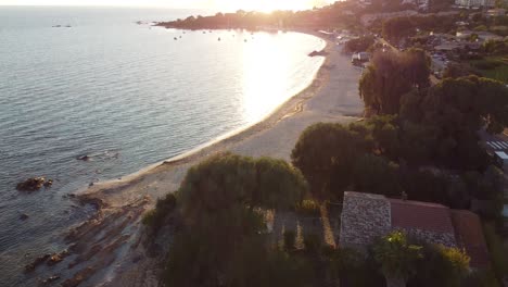 Goldene-Stunde-Am-Strand-Von-Korsika