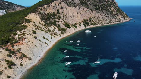 Viele-Segelboote-Und-Yachten-Ankerten-Vor-Der-Küste-Von-Amante,-Ibiza,-Spanien