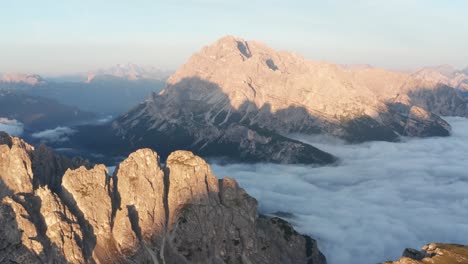Atemberaubende-Luftaufnahme-Der-Wolkeninversion-Im-Tal-Der-Italienischen-Dolomiten