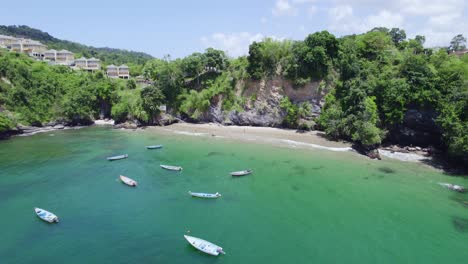 Increíble-Vista-Aérea-De-Una-Playa-De-La-Costa-Norte-Con-Aguas-Verdes-De-La-Isla-Caribeña-Tropical-Trinidad-Y-Tobago