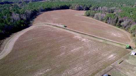 Drohnenaufnahmen-Von-Der-Sojabohnenernte-Auf-Einem-Landwirtschaftlichen-Feld-Mit-Einem-Mähdrescher-Oder-Traktor,-Weit-Rotierende-Luftaufnahme