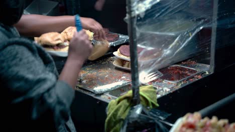 Leckere-Hamburger-In-Den-Straßen-Von-Mexiko-Kochen