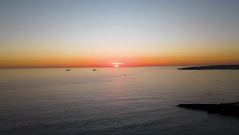 Erstaunlicher-Sonnenuntergang-Mit-Sonnenlichtweg-Auf-Wasser-über-Meereslandschaft