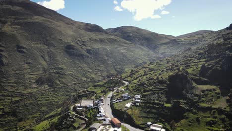 Siguiente-Toma-De-Un-Automóvil-Que-Atraviesa-Las-Montañas-Verdes-En-Un-Valle-En-Perú