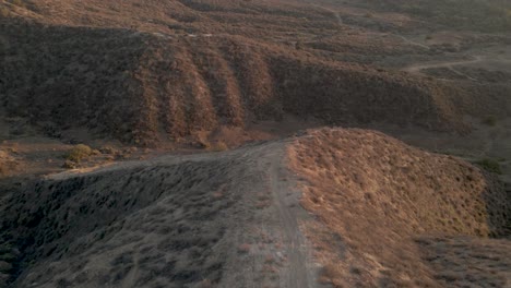 Luftbild-Von-Wanderwegen-Auf-Einem-Berg-Bei-Sonnenuntergang