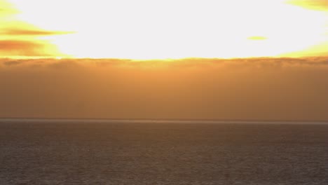Fotografieren-Sie-Eine-Majestätische-Sonnenuntergangs--Oder-Sonnenaufgangslandschaft-Auf-Dem-Meer-Am-Horizont