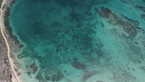 Stunning-aerial-view-tilt-down-sand-bars-and-coral-reefs-with-turquoise-sea-paradise-on-Earth,-los-roques