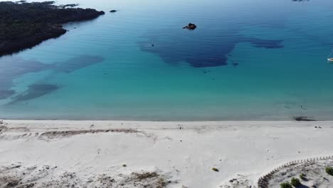 Schöner-Strand-Mit-Weißem-Sand-Und-Kristallklarem-Wasser-Auf-Korsika