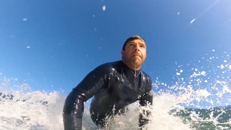 Professioneller-Surfer,-Der-Mit-Kraft-Eine-Große-Blaue-Ozeanwelle-Dreht-Und-Reitet