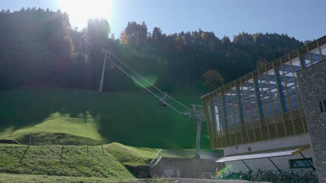 Seilbahn-Mit-Einer-Wunderschönen-Umgebung-An-Einem-Sonnigen-Tag-In-Engelberg,-Schweiz