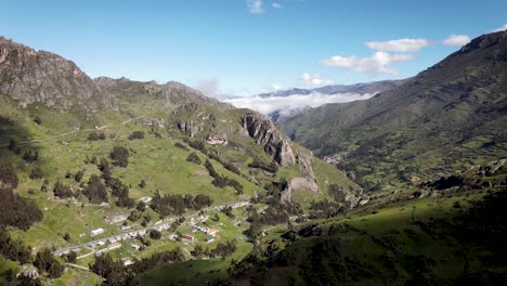 Impresionante-Dron-Disparado-Entre-Montañas-Verdes-Y-Rocosas-En-Las-Tierras-Altas-De-Los-Andes