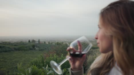 Schöne-Frau-Trinkt-Wein-Im-Weinglas-Mit-Grüner-Natur-Im-Hintergrund