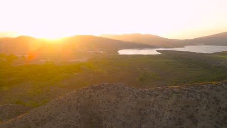 Luftaufnahme-Des-Vail-Lake-Bei-Sonnenuntergang