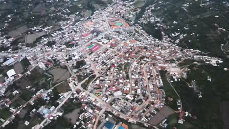 Ein-überblick-über-Die-Kleine-Stadt-Yungay-Mitten-Im-Peruer-Hochland